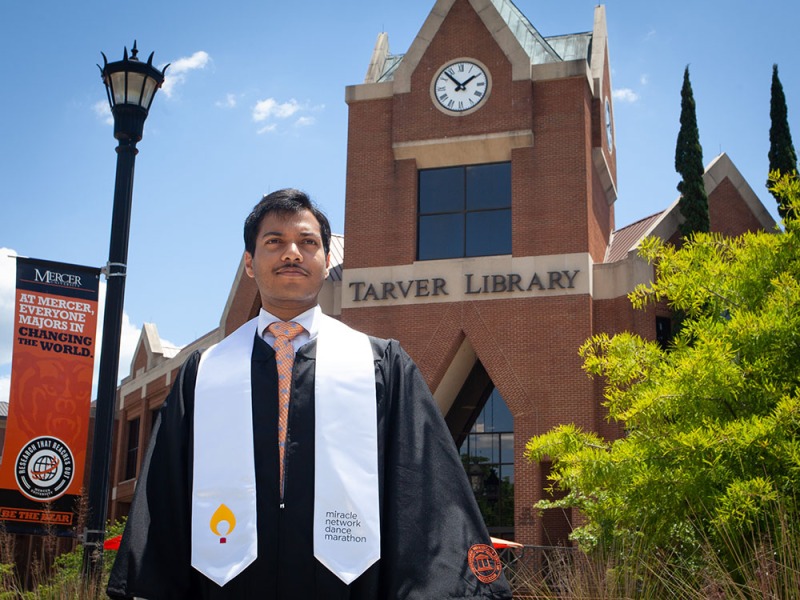Palmer Photography - graduation portrait, Mercer University campus